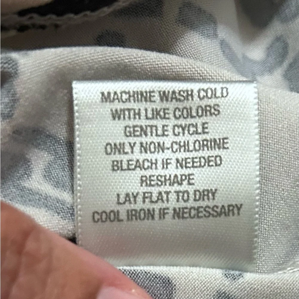 Dressbarn Black and White Abstract Blouse - Picture 5 of 5